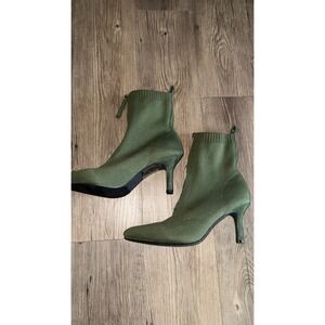 Jessica Carlyle Olive Green Knit Sock Boots Pointed Toe Front Zip Kitten Heel 9